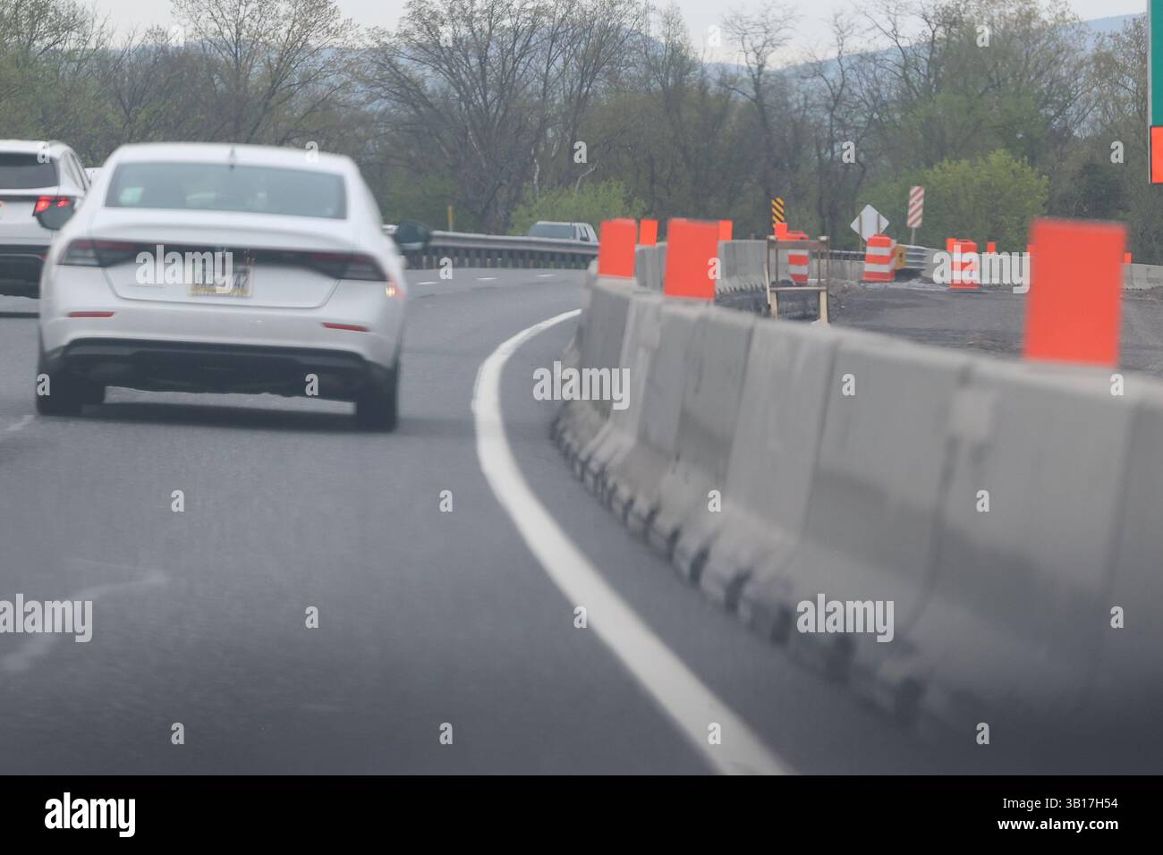 Baltimora, Breezewood e Pittsburgh, Stati Uniti. 21 aprile 2025. 21 aprile 2025, Baltimora Beltway, Interstate 70 ovest, Pennsylvania Turnpike, Maryland e Pennsylvania, Stati Uniti. Durante un viaggio su strada, ci sono stati vari progetti di costruzione e segnali stradali relativi a norme, regolamenti e sicurezza. (Foto di Robyn Stevens Brody/Sipa USA) credito: SIPA USA/Alamy Live News Foto Stock