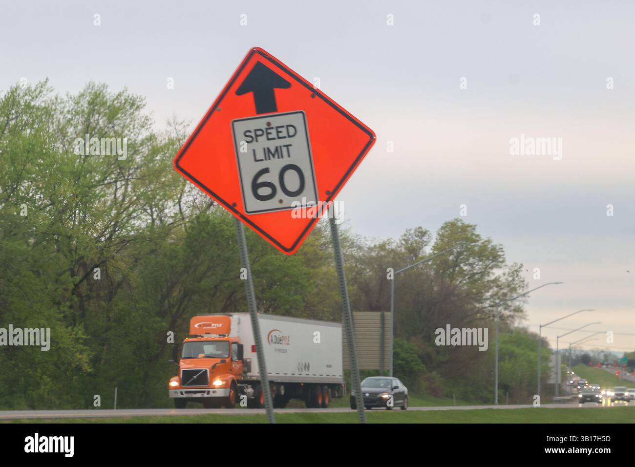 Baltimora, Breezewood e Pittsburgh, Stati Uniti. 21 aprile 2025. 21 aprile 2025, Baltimora Beltway, Interstate 70 ovest, Pennsylvania Turnpike, Maryland e Pennsylvania, Stati Uniti. Durante un viaggio su strada, ci sono stati vari progetti di costruzione e segnali stradali relativi a norme, regolamenti e sicurezza. (Foto di Robyn Stevens Brody/Sipa USA) credito: SIPA USA/Alamy Live News Foto Stock