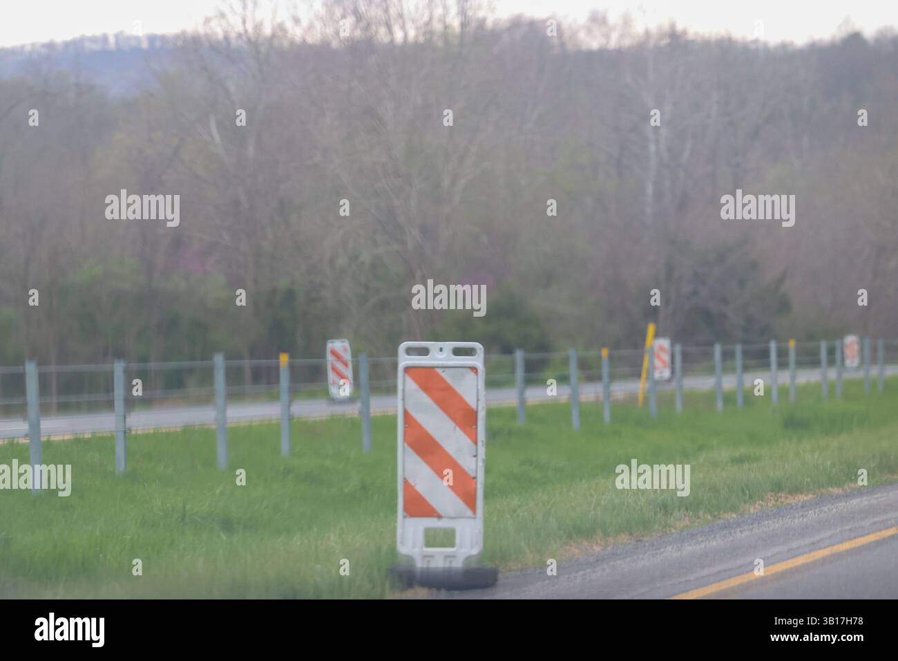 Baltimora, Breezewood e Pittsburgh, Stati Uniti. 21 aprile 2025. 21 aprile 2025, Baltimora Beltway, Interstate 70 ovest, Pennsylvania Turnpike, Maryland e Pennsylvania, Stati Uniti. Durante un viaggio su strada, ci sono stati vari progetti di costruzione e segnali stradali relativi a norme, regolamenti e sicurezza. (Foto di Robyn Stevens Brody/Sipa USA) credito: SIPA USA/Alamy Live News Foto Stock