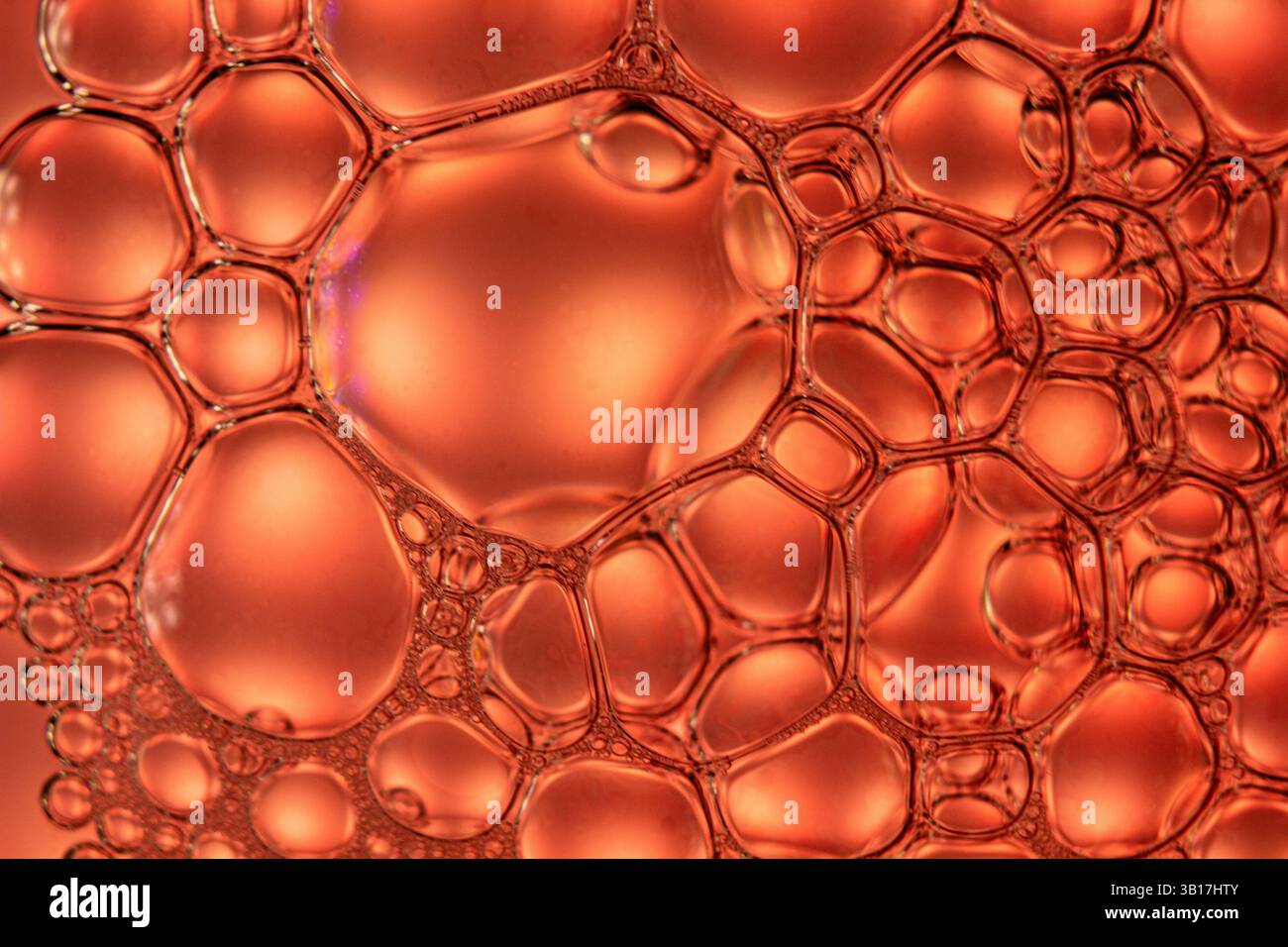 Macro Shot rosso e arancione di texture di bolla di sapone Foto Stock