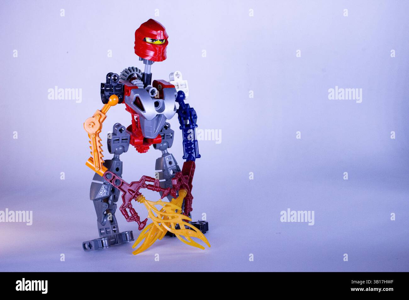 LEGO Bionicle Tűzharcos – Oldalnézeti portré akció közben Foto Stock
