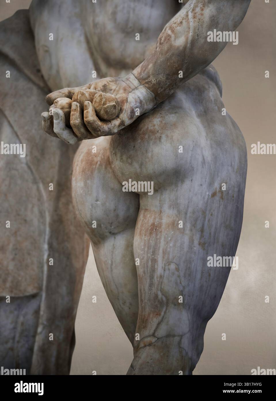 Statua romana di Ercole, le sue mani che reggono le mele d'oro di Esperidi, dalle Terme di Caracalla, Roma. Copia romana della fine del II secolo d.C. copiata Foto Stock