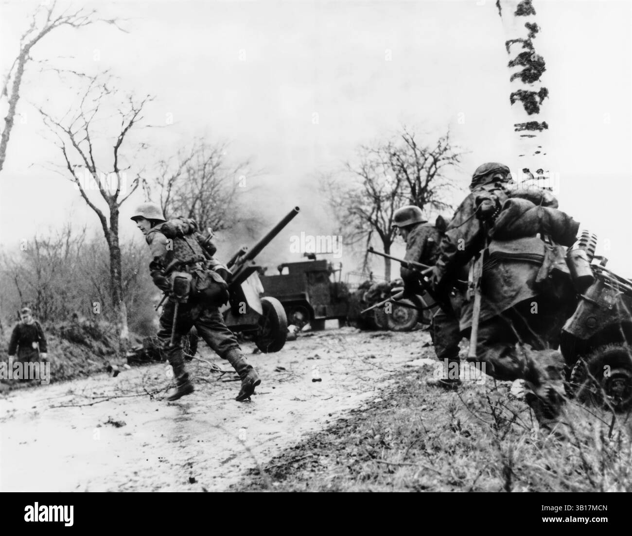 Battaglia delle Ardenne. Panzergrenadier-SS Kampfgruppe Hansen in azione durante gli scontri a Poteau contro la Task Force Myers, 18 dicembre 1944. Foto Stock