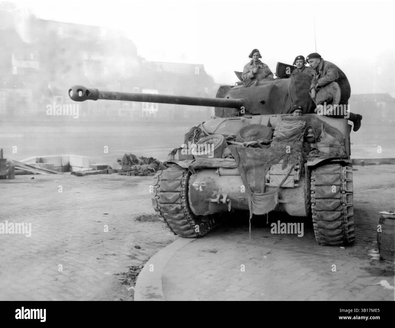 Battaglia delle Ardenne. Carro armato britannico che pattuglia la Mosa a Namur, 1944 Foto Stock
