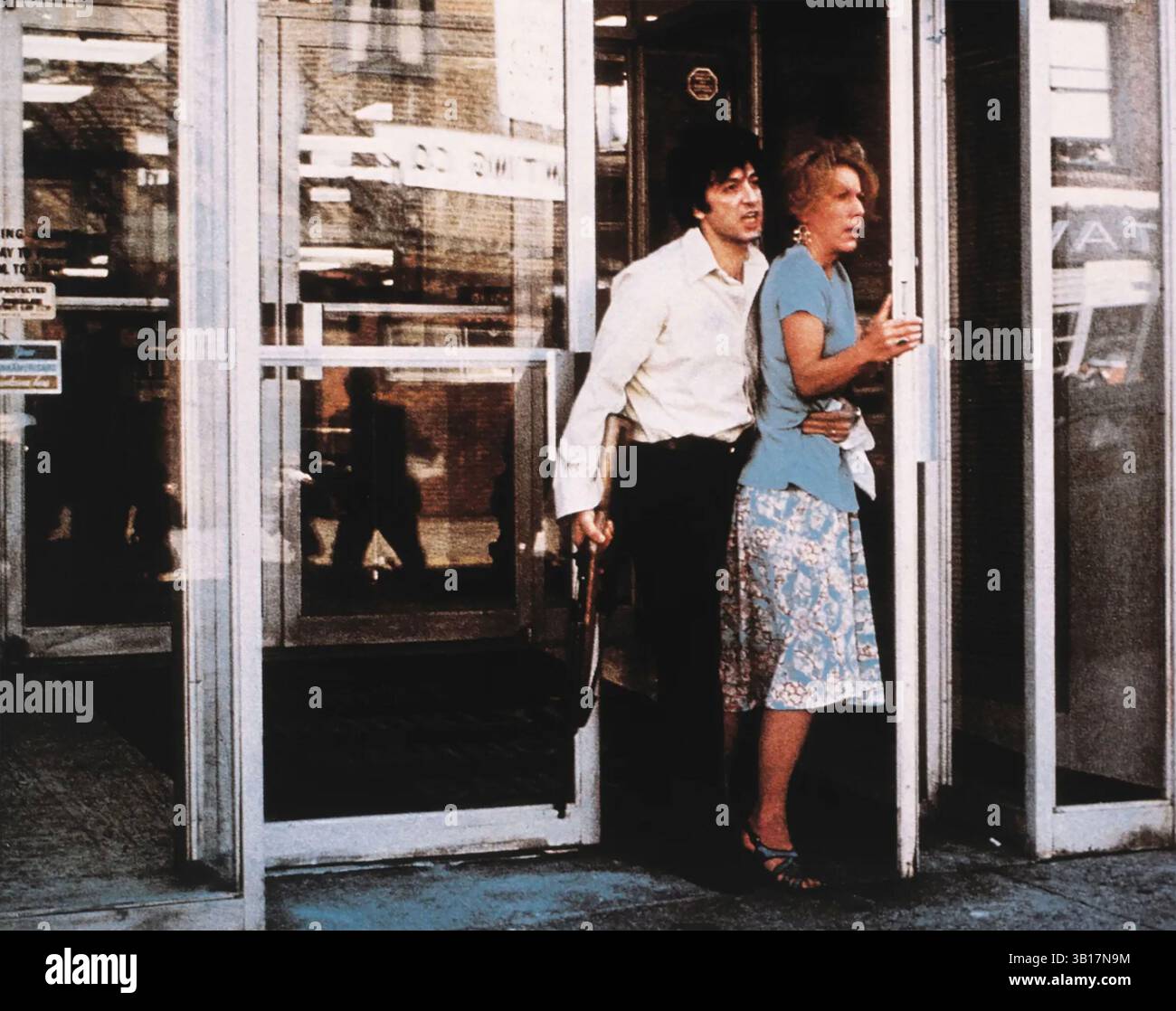 DOG DAY AFTERNOON 1975 Warner Bros. Film con al Pacino nel ruolo di Sonny Wortzik e Penelope Allen nel ruolo di Sylvia Ball e. Foto Stock