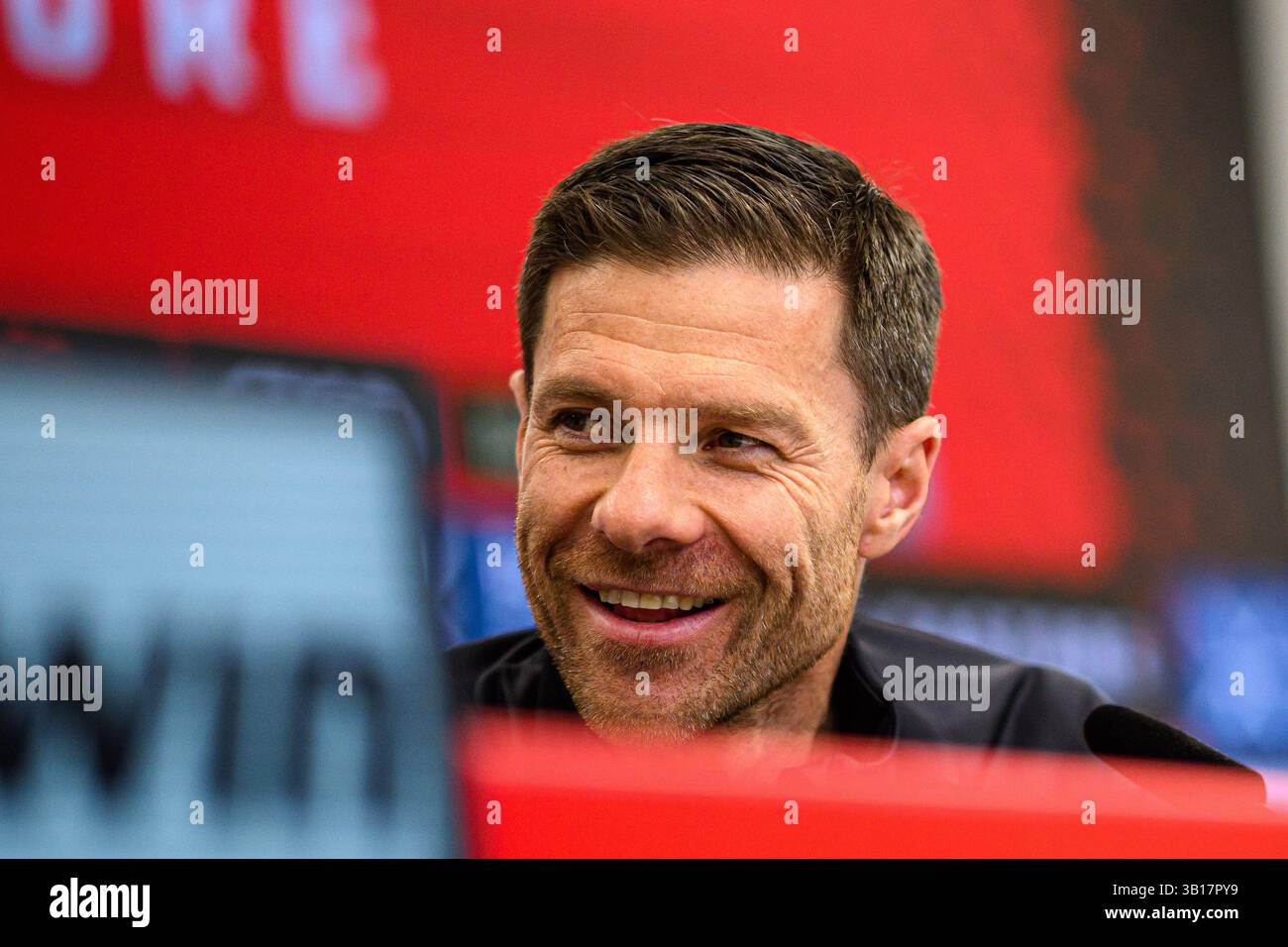 LEVERKUSEN, GERMANIA - 25 APRILE 2025: Xabi Alonso - allenatore Bayer 04 Leverkusen Press Conference alla BayArena. Solo per uso editoriale. Rivendita o dis Foto Stock