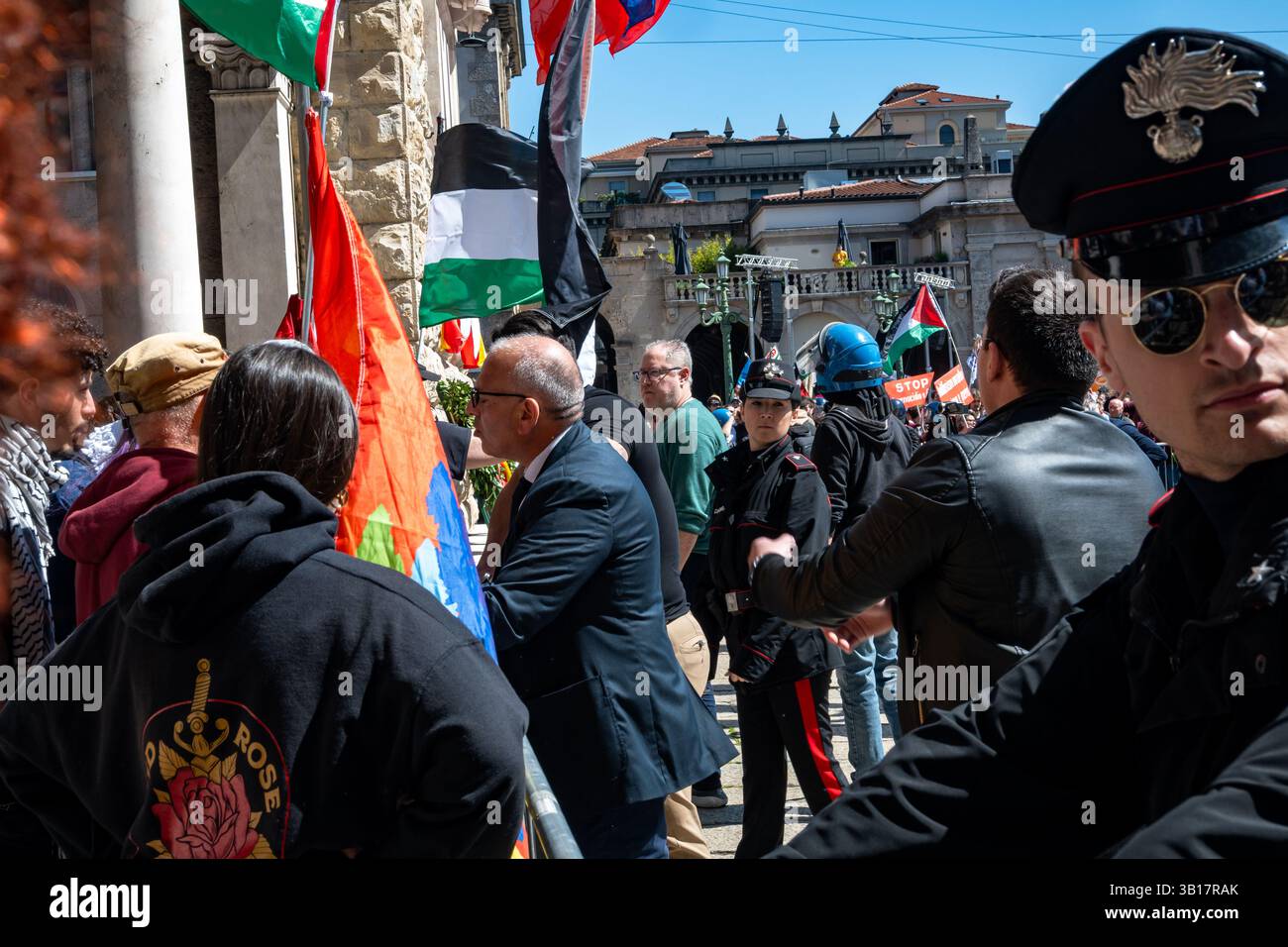 I sostenitori pro-palestinesi si confrontano con la polizia durante la celebrazione per il 80 ° annientamento del giorno della liberazione. Bergamo, Italia. 25 aprile. Foto Stock