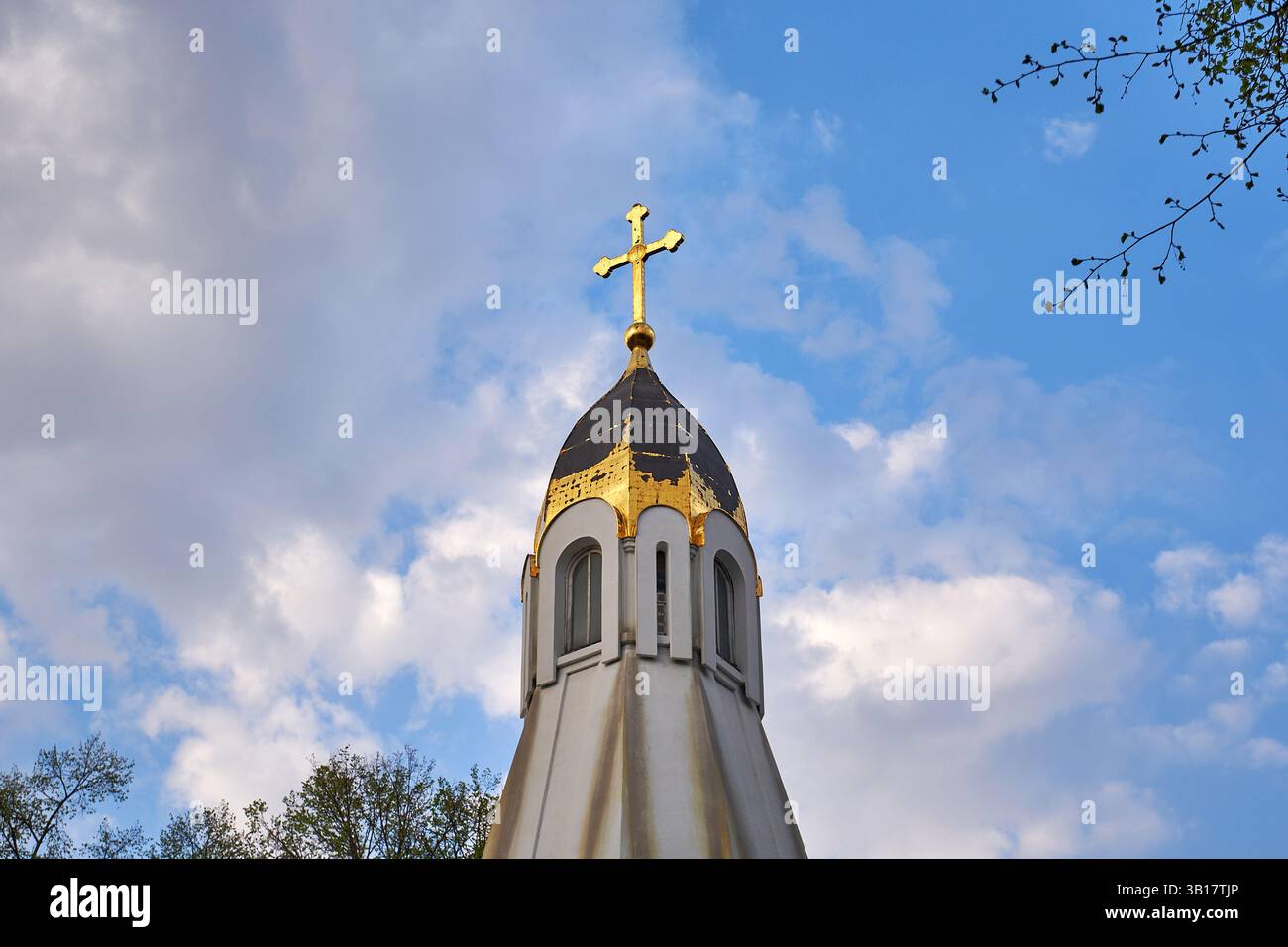 Croce d'oro sulla cupola della chiesa contro il cielo Foto Stock