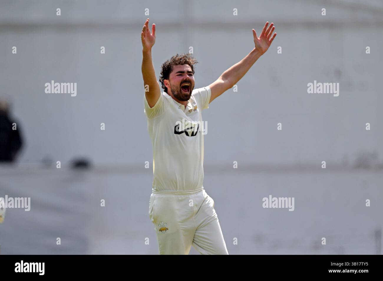 LONDRA, Regno Unito - 25 aprile 2025: Il Bowler del Surrey James Taylor si appella senza successo per un LBW durante i primi inning del match del Rothesay County Championship contro Somerset Credit Keith Gillard/Alamy Live News Foto Stock