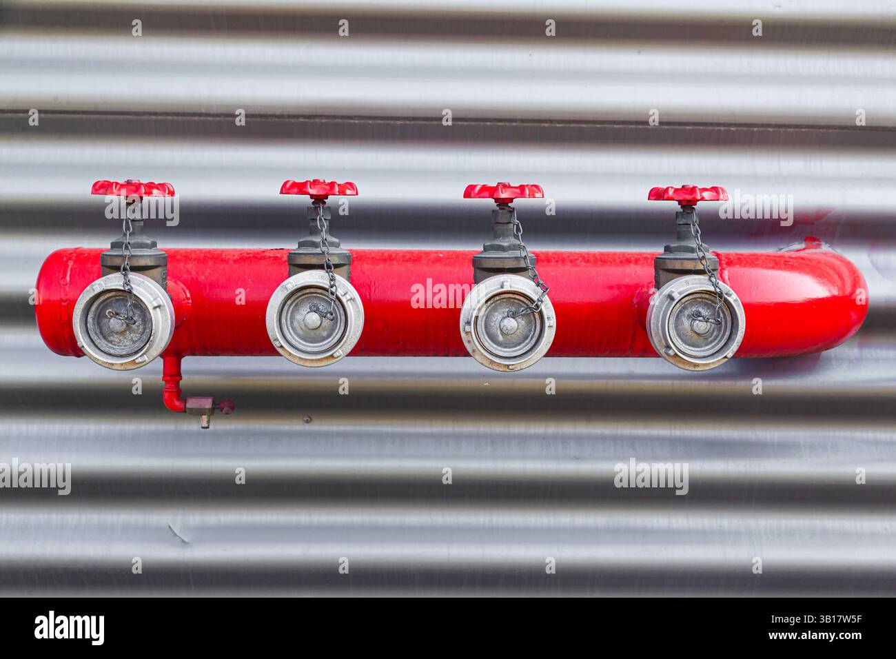 Sistema di tubazioni antincendio con idranti. Foto Stock