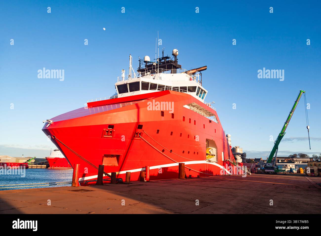 La nave di rifornimento offshore è ormeggiata nel porto. Foto Stock