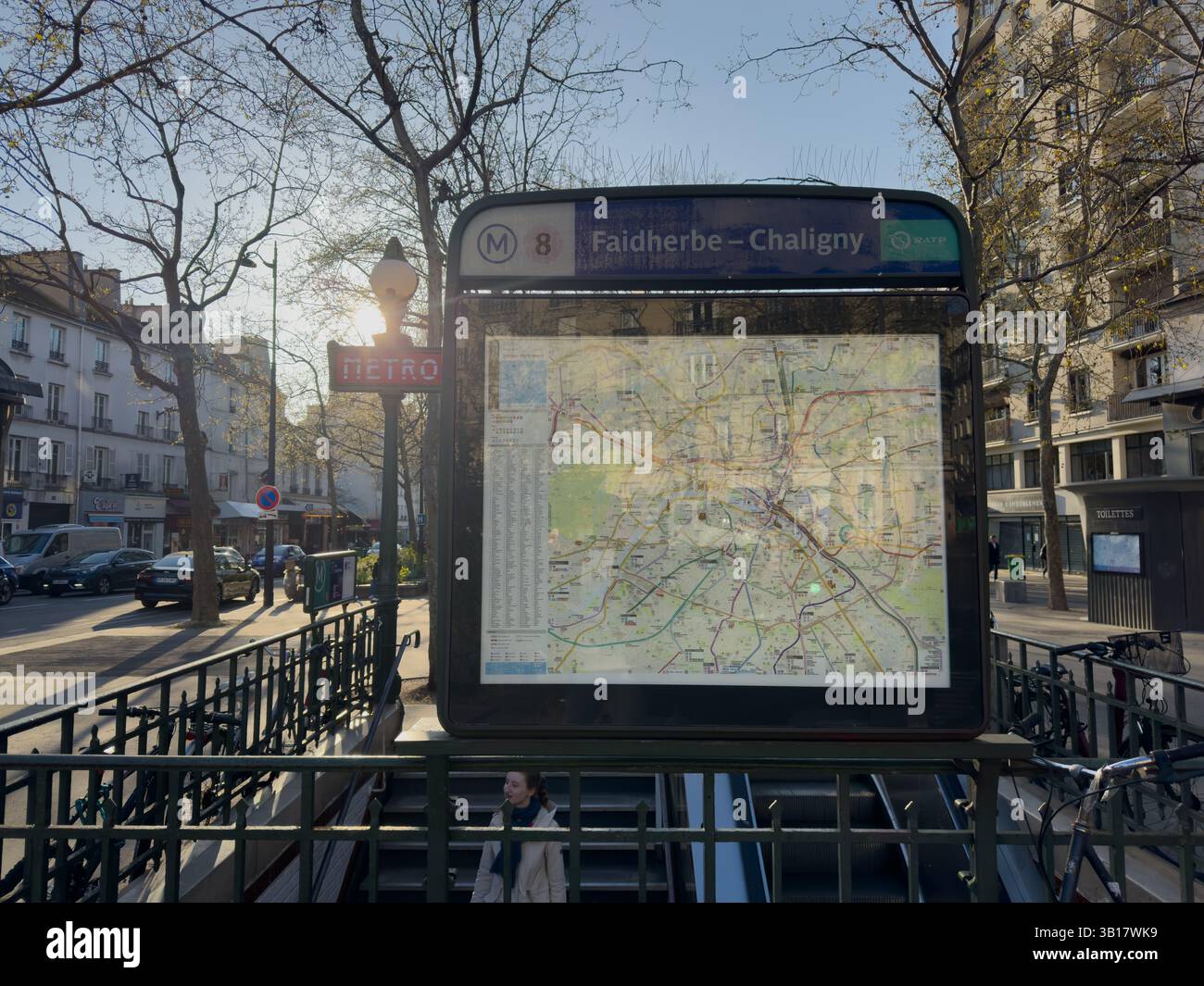 Esplora il paesaggio urbano della stazione della metropolitana Faidherbe-Chaligny a Parigi in un pomeriggio di sole Foto Stock