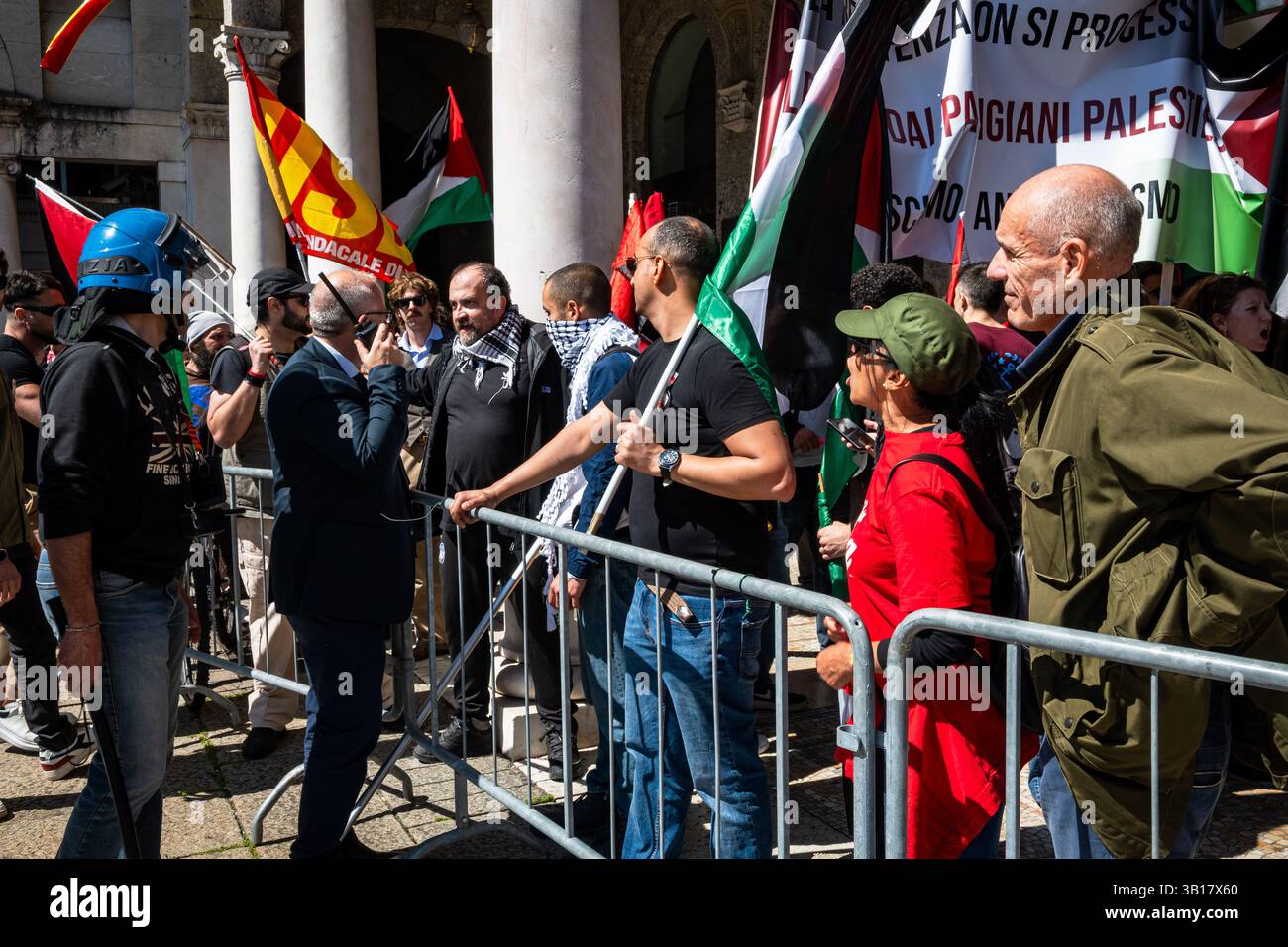 I sostenitori pro-palestinesi si confrontano con la polizia durante la celebrazione per il 80 ° annientamento del giorno della liberazione. Bergamo, Italia. 25 aprile. Foto Stock