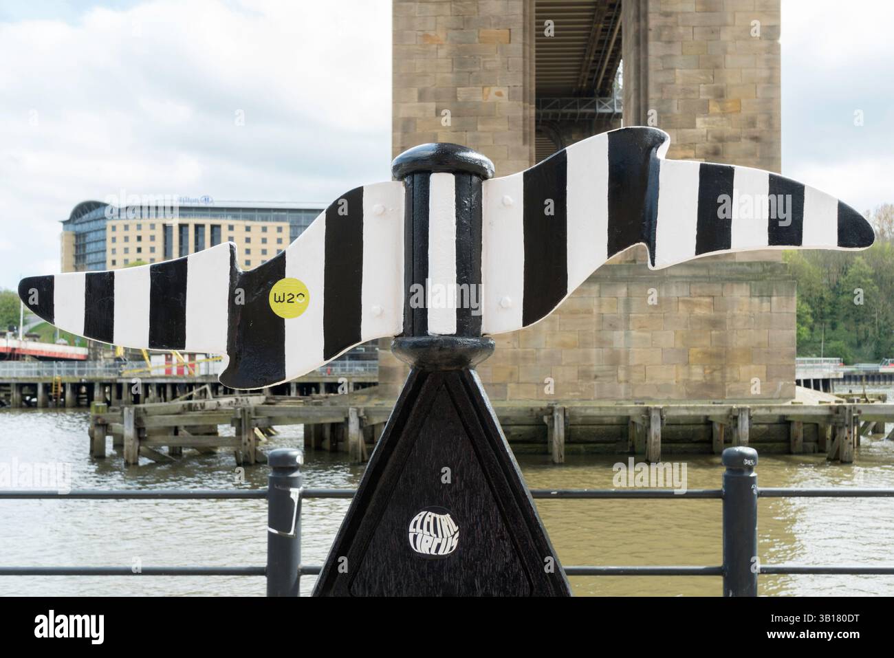 Millenium sulla pista ciclabile nazionale 72 a Newcastle, dipinto nei colori bianco e nero del Newcastle United Football Club NUFC Foto Stock