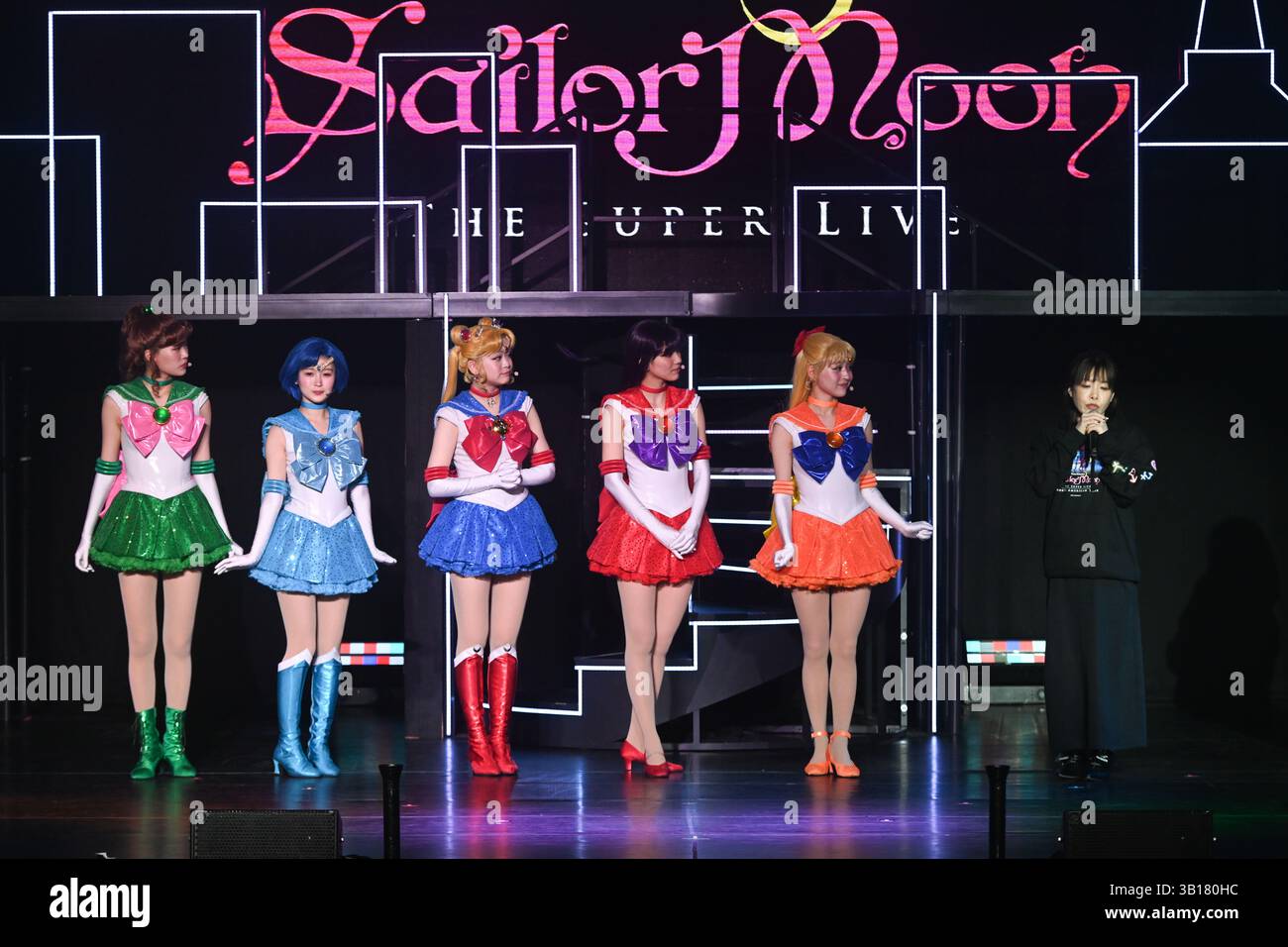 Il cast di Pretty Guardian Sailor Moon: The Super Live e del regista Kaori Miura sul palco durante un incontro con il cast al Palladium Times Square su AP Foto Stock