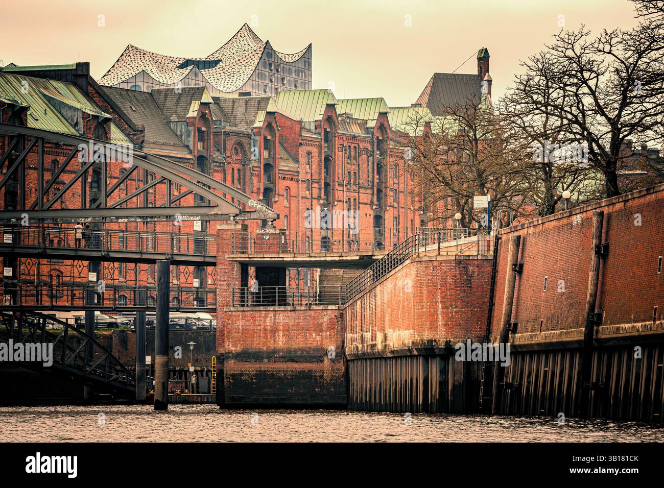 Splendida vista del famoso quartiere Speicherstadt nel porto di Amburgo, in Germania, con la moderna sala concerti Elbphilharmonie sullo sfondo Foto Stock