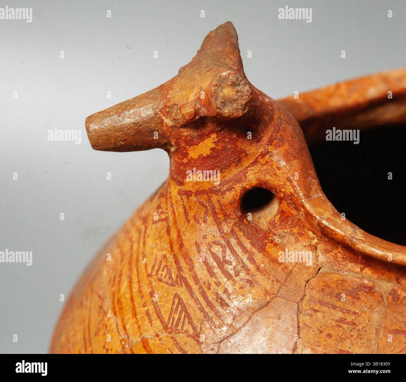 Jarra ibérica con forma de toro, procedente de Teruel. Museu d'Arqueologia de Catalunya. Foto Stock