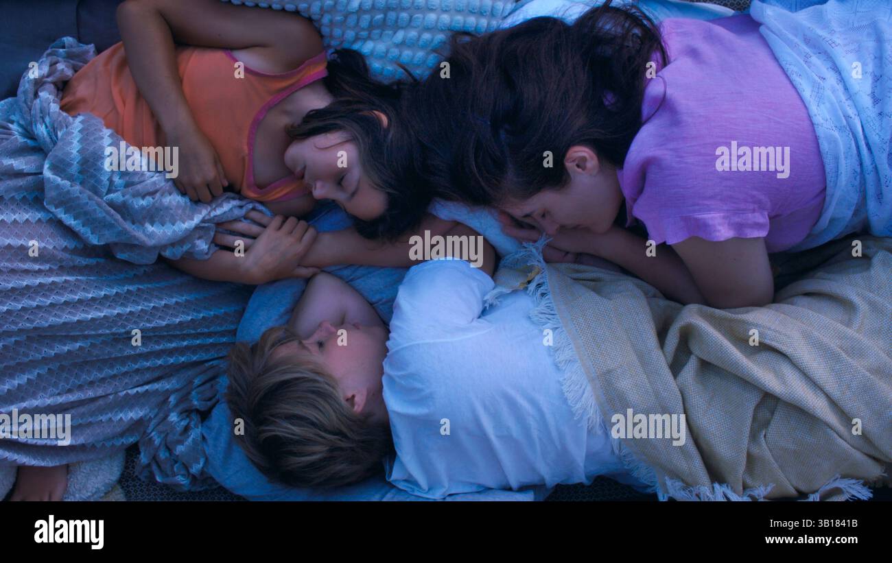 QUELL'ESTATE A PARIGI (2025) - TITOLO ORIGINALE: LE RENDEZ-VOUS DE L'ETE -, DIRETTO DA VALENTINE CADIC. Crediti: Comme des Cinemas / Cinq de Trèfle Productions / album Foto Stock