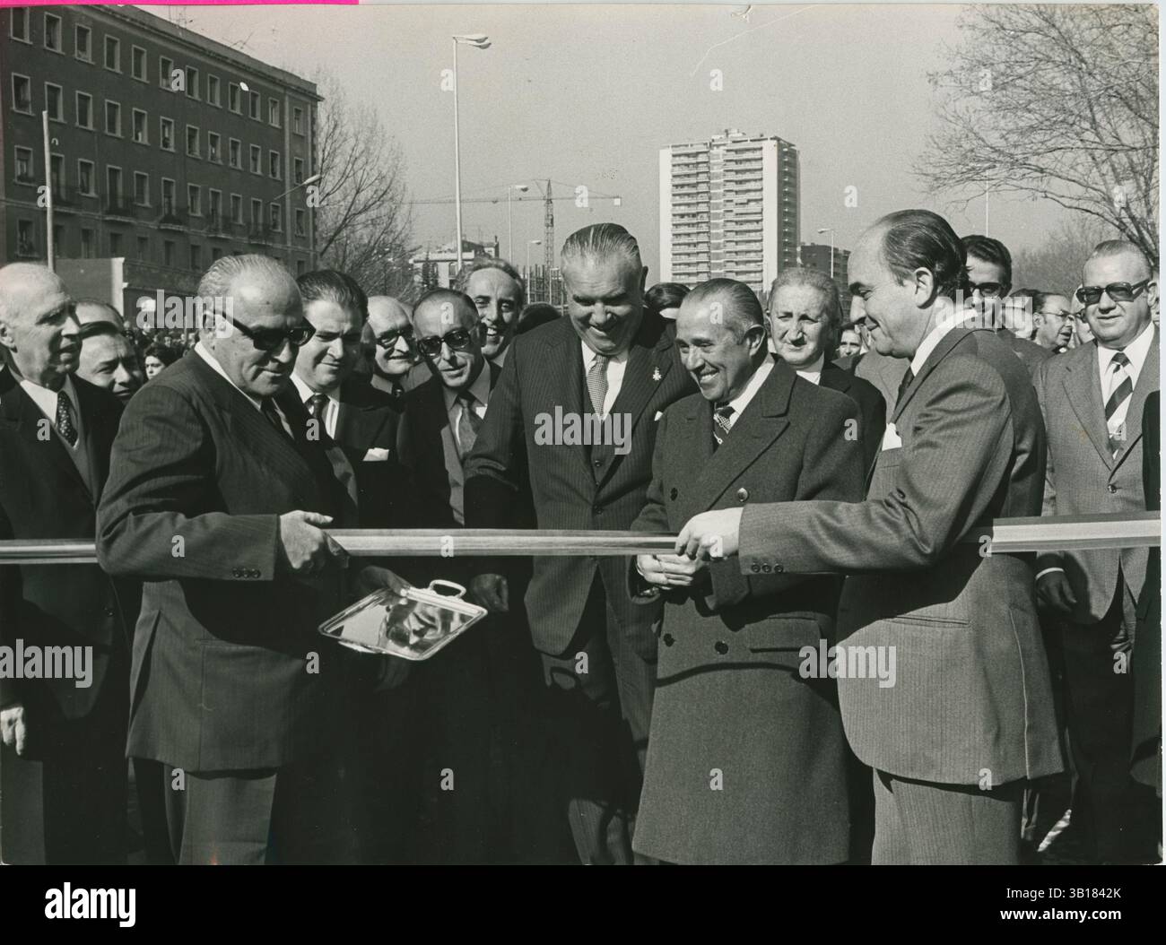 Madrid, 11 novembre 1974. Inaugurazione della Peace Highway. Nella foto: Il primo ministro Carlos Arias Navarro, accompagnato dal sindaco Miguel Ángel García Lomas, taglia il nastro. Crediti: Album / Archivo ABC / Teodoro Naranjo Domínguez Foto Stock