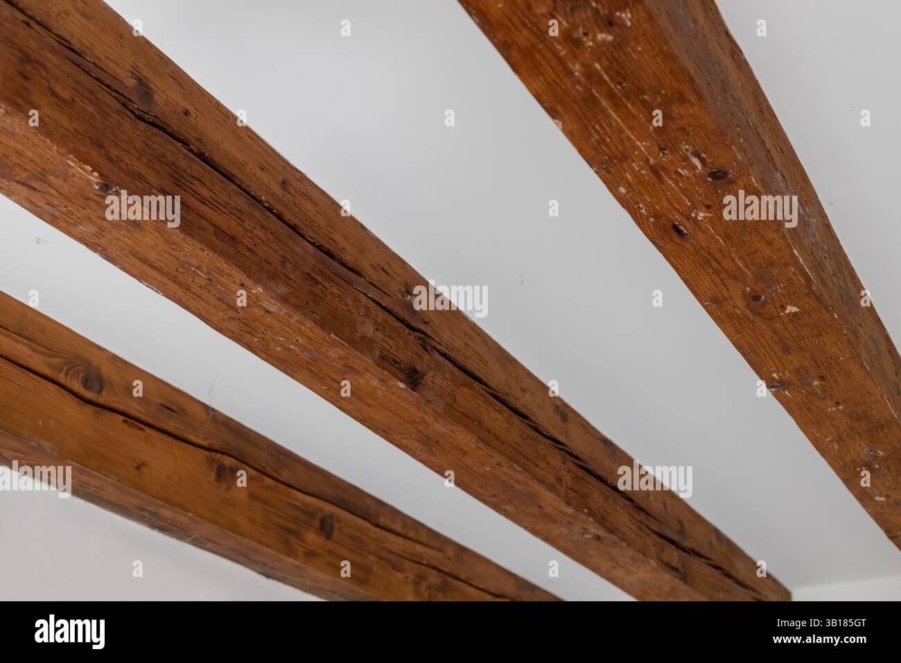 Travi a soffitto in legno esposte all'interno Foto Stock