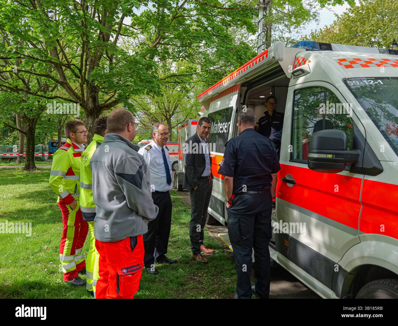 Erfolgreiche Bombenentschärfung ad Hannover Der Chef der Feuerwehr Christoph Bahlmann und der Feuerwehrdezernent Axel von der OHE informierten sich vor Ort. *** Smaltimento di bomba riuscito ad Hannover il capo dei vigili del fuoco, Christoph Bahlmann, e il capo dei vigili del fuoco, Axel von der OHE, hanno visitato il sito per saperne di più Copyright: xBerndxGüntherx Foto Stock