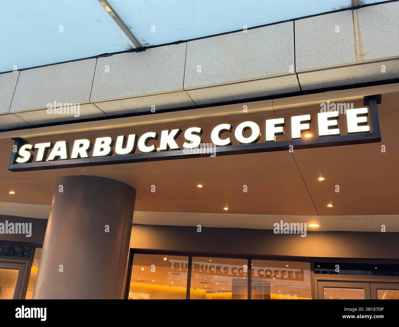 Nanning, Cina - 1 ottobre 2023. Caffetteria Starbucks. Foto Stock