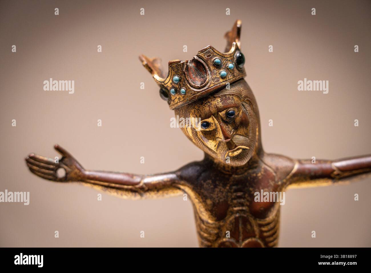 Cristo, Limoges, XIII secolo, goffrato, smussato, rame rivestito e dorato con applicazione di smalto champleve e perle di vetro, provenienza sconosciuta, MNAC, Barcellona, Catalogna, Spagna. Foto Stock