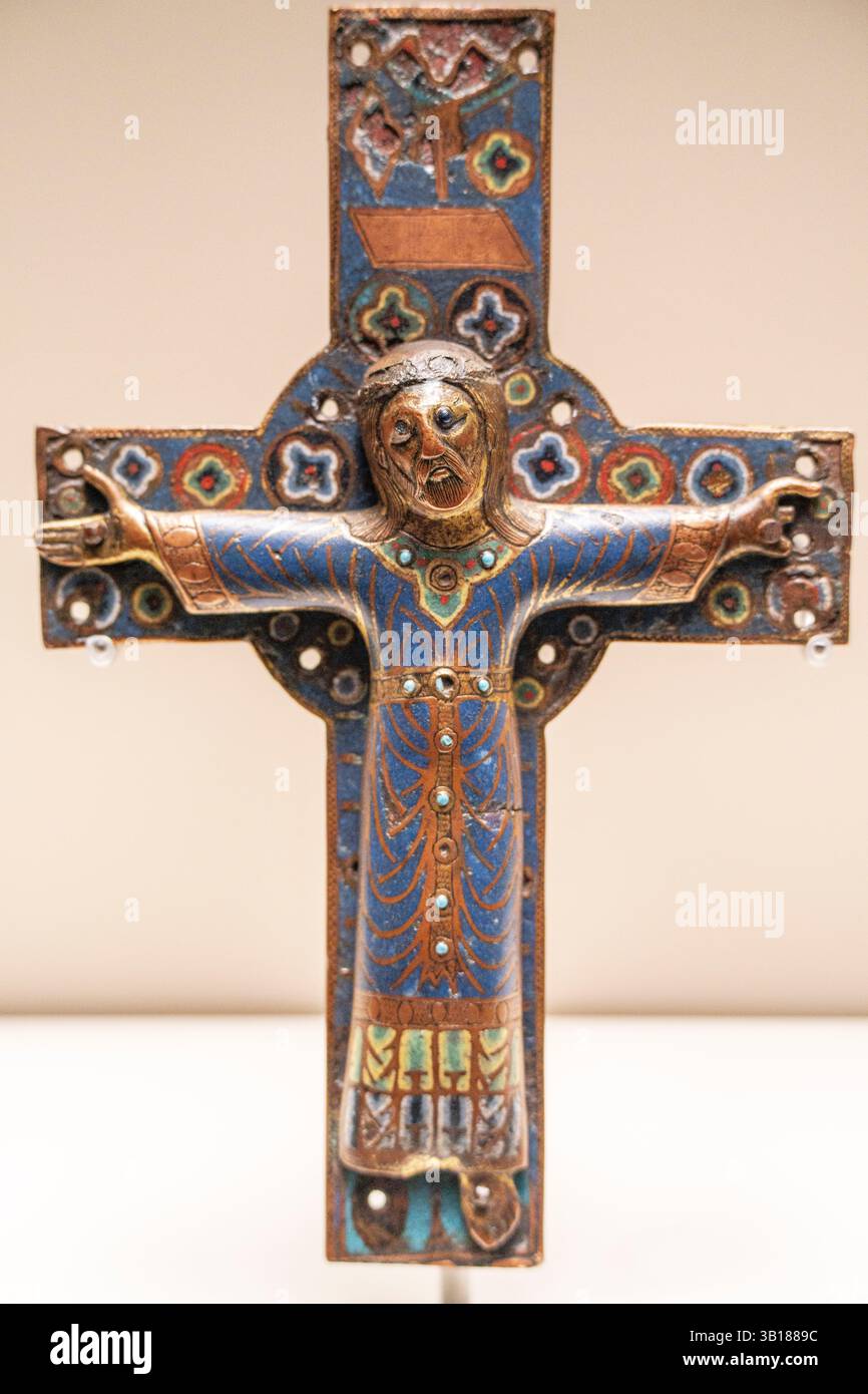 Placca a croce centrale, Maestà, Limoges 13, goffrata, incisa e cesellata con applicazione di smalto champleve, provenienza sconosciuta, MNAC, Barcellona, Catalogna, Spagna. Foto Stock