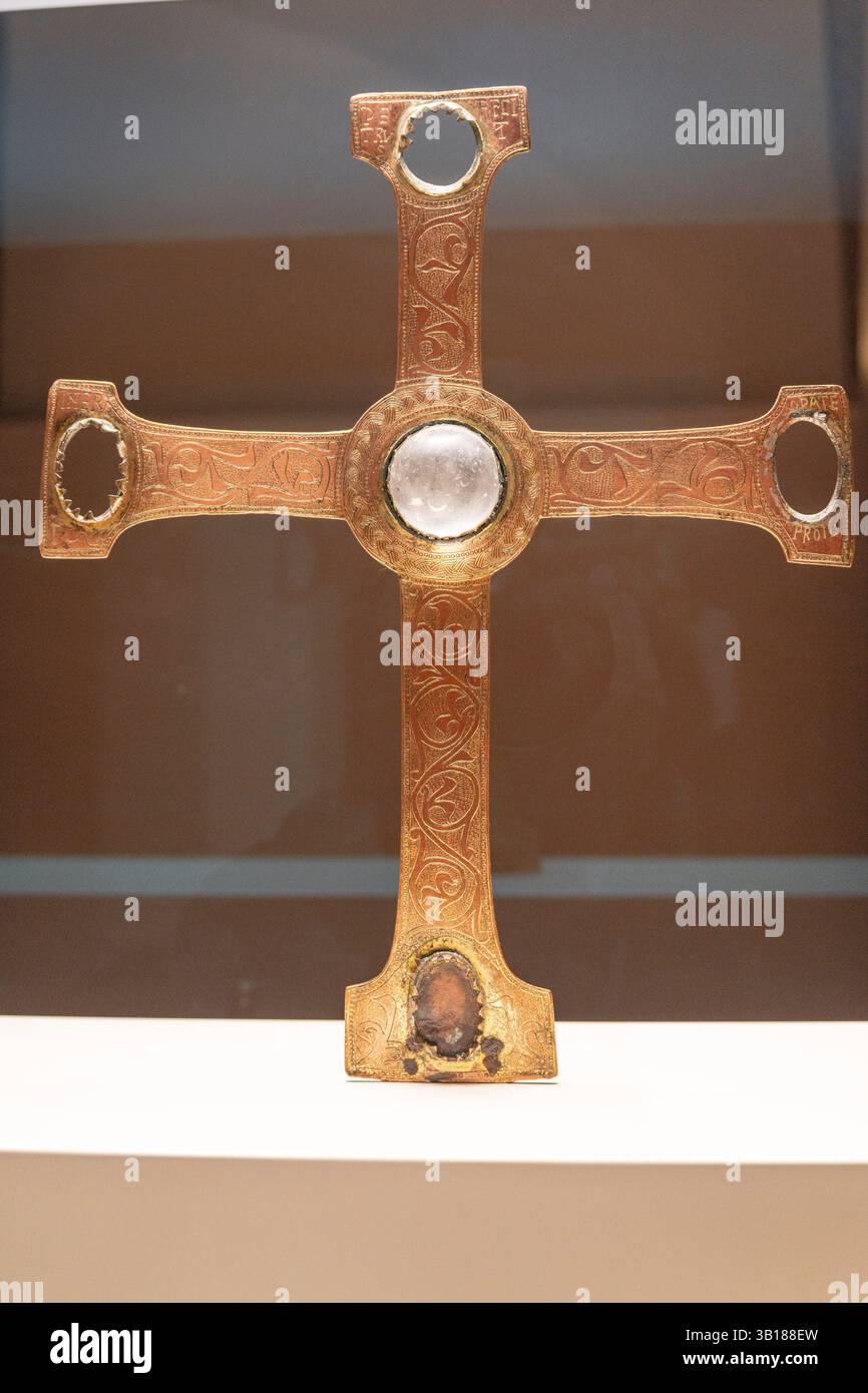 Castiliano o Leonese Petrus Cross, anno 1122, bronzo cesellato e dorato con cristallo di roccia incrostato, MNAC, Barcellona, Catalogna, Spagna. Foto Stock