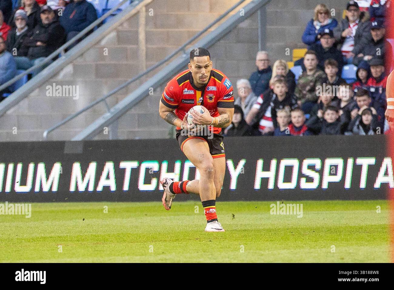 Bradford fa una pausa *** durante il match del Betfred Championship tra Oldham Roughyeds e Bradford Bulls a Boundary Park, Oldham, Inghilterra, il 25 aprile 2025. Foto di Simon Hall. Solo per uso editoriale, licenza richiesta per uso commerciale. Non utilizzare in scommesse, giochi o pubblicazioni di singoli club/campionato/giocatori. Crediti: UK Sports Pics Ltd/Alamy Live News Foto Stock