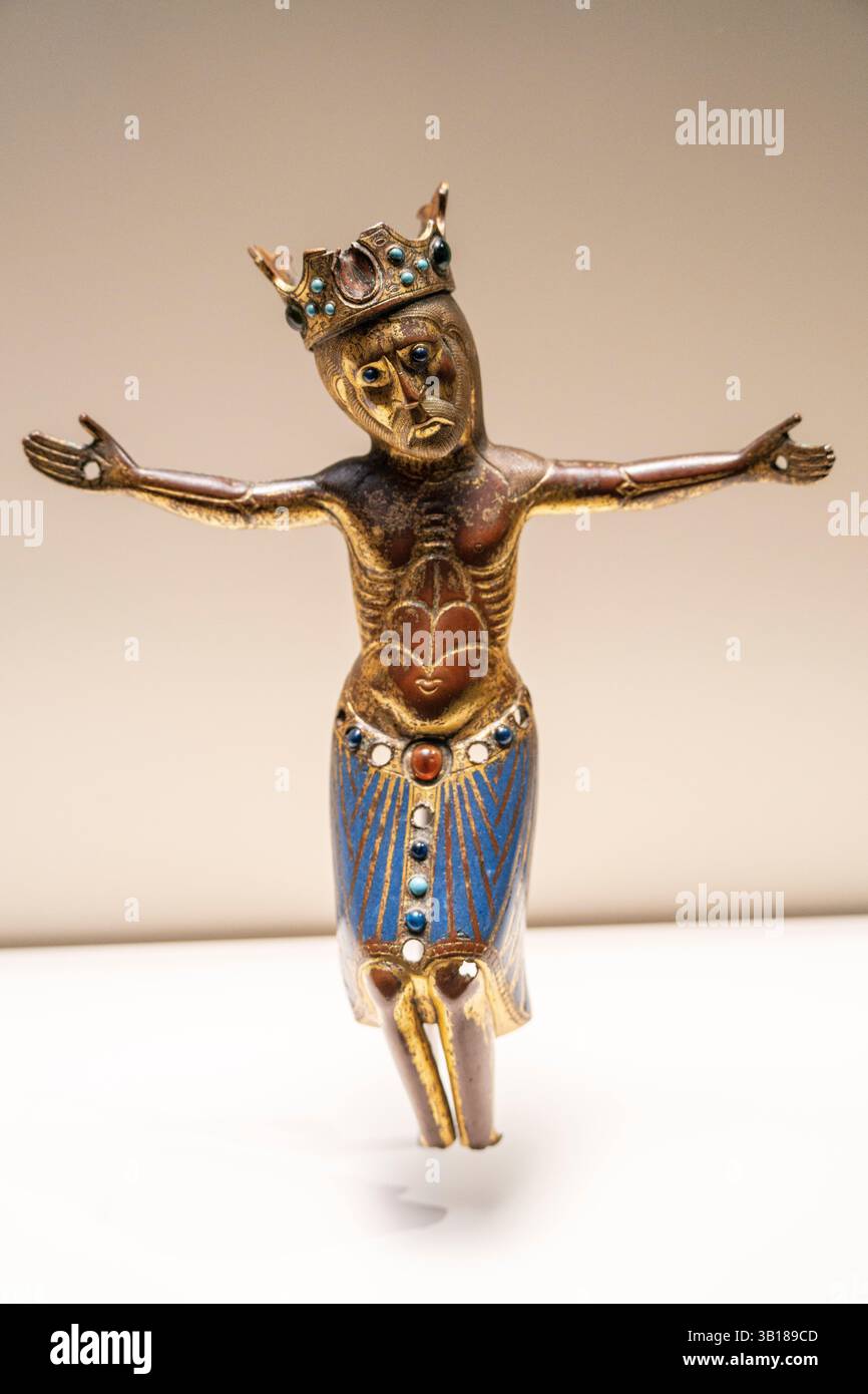 Cristo, Limoges, XIII secolo, goffrato, smussato, rame rivestito e dorato con applicazione di smalto champleve e perle di vetro, provenienza sconosciuta, MNAC, Barcellona, Catalogna, Spagna. Foto Stock