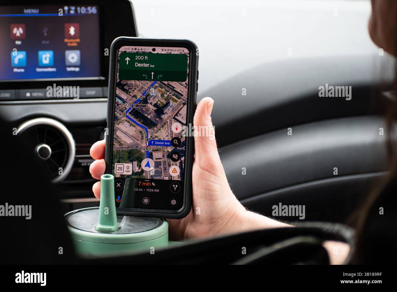 SEATTLE, WA, USA - APR 7, 2025: Una donna possiede uno smartphone con l'app Google Maps. Google Maps è una piattaforma di web mapping e un'applicazione consumer. Foto Stock