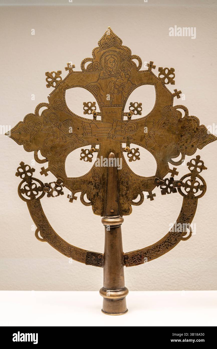 Croce professionale, Etiopia, Gondar, XVIII secolo, ottone e lega di bronzo, MEB, Barcellona, Catalogna, Spagna. Foto Stock