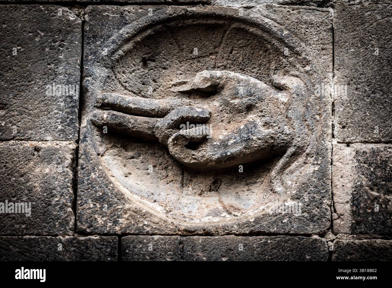 Rilievo di mano benedetta, Chiesa di Sant Pau del Camp, XII secolo, romanico longobardo avanzato, Barcellona, Catalogna, Spagna. Foto Stock
