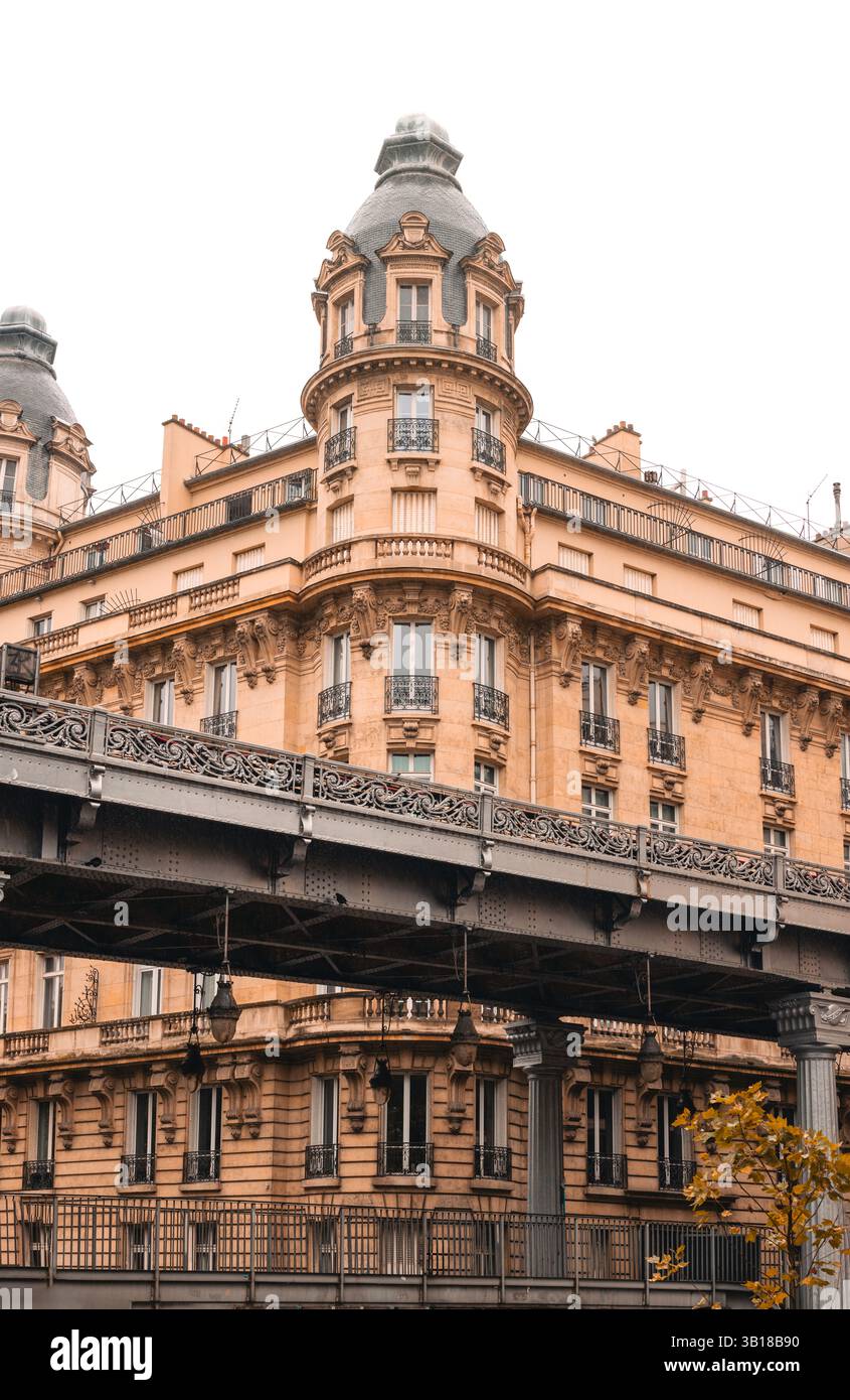 Edifici moderni che costeggiano la Promenade Jean-Paul Belmondo lungo la Senna a Parigi, illustrano l'architettura urbana contemporanea Foto Stock