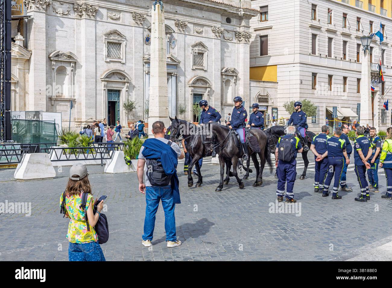 Vaticano - 23 aprile 2025: Area di sicurezza della polizia a cavallo e della difesa civile durante il pellegrinaggio di saluto di Papa Francesco. Foto Stock