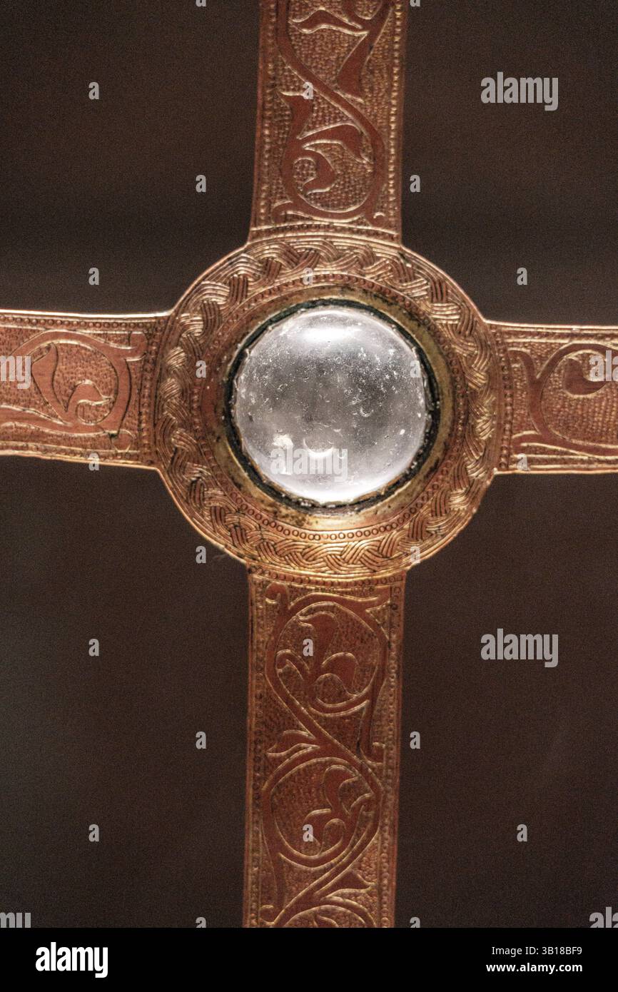 Castiliano o Leonese Petrus Cross, anno 1122, bronzo cesellato e dorato con cristallo di roccia incrostato, MNAC, Barcellona, Catalogna, Spagna. Foto Stock