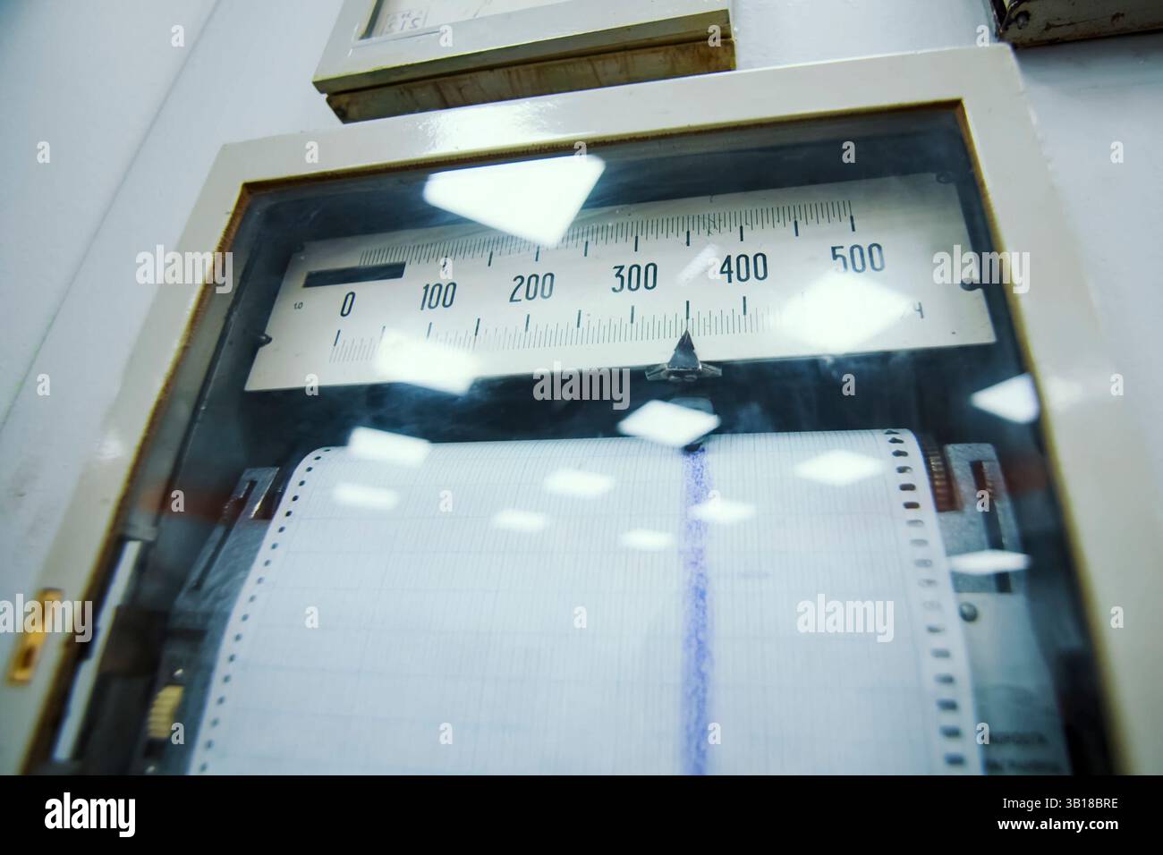 Fissazione analogica del grafico delle variazioni dei parametri. Registrare il grafico su carta. Foto Stock