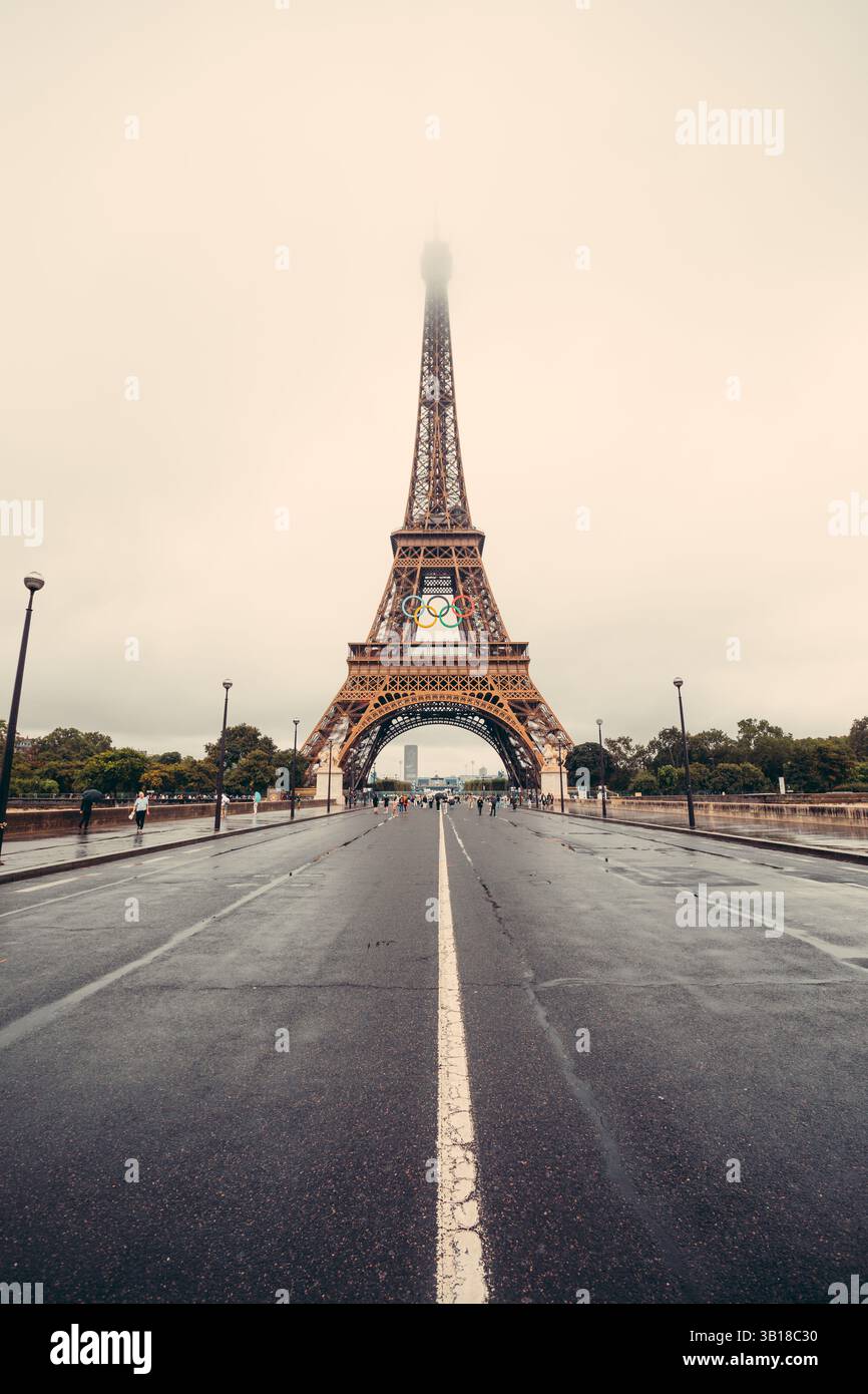 Torre Eiffel da Pont d'Iéna, Parigi, Francia - iconico punto di riferimento Foto Stock