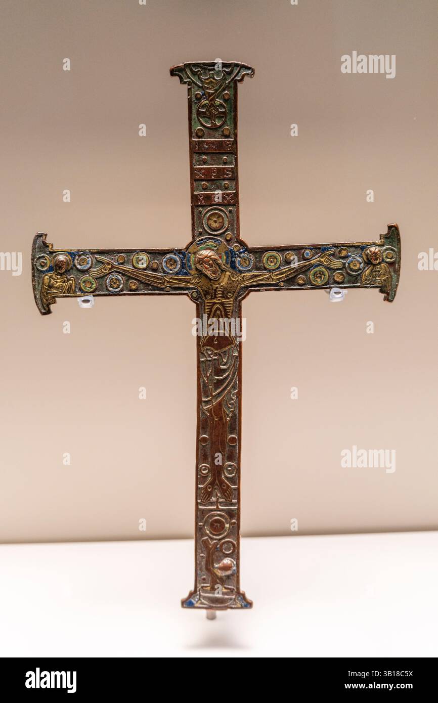 Croce con il Cristo crocifisso, XII secolo, rame cesellato e dorato, con applicazioni in smalto champlevé ed elementi fusi, provenienza sconosciuta, MNAC, Barcellona, Catalogna, Spagna. Foto Stock
