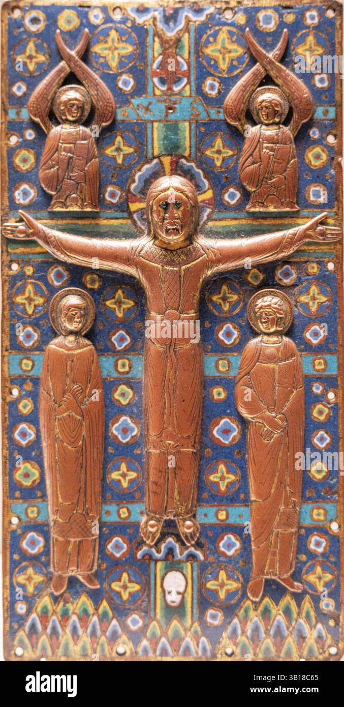 Lastra di legatura, crocifissione in maestà, Limoges, XIII secolo, incisione cesellata e dorata con applicazione di smalto champleve e perle di vetro, provenienza sconosciuta, MNAC, Barcellona, Catalogna, Spagna. Foto Stock