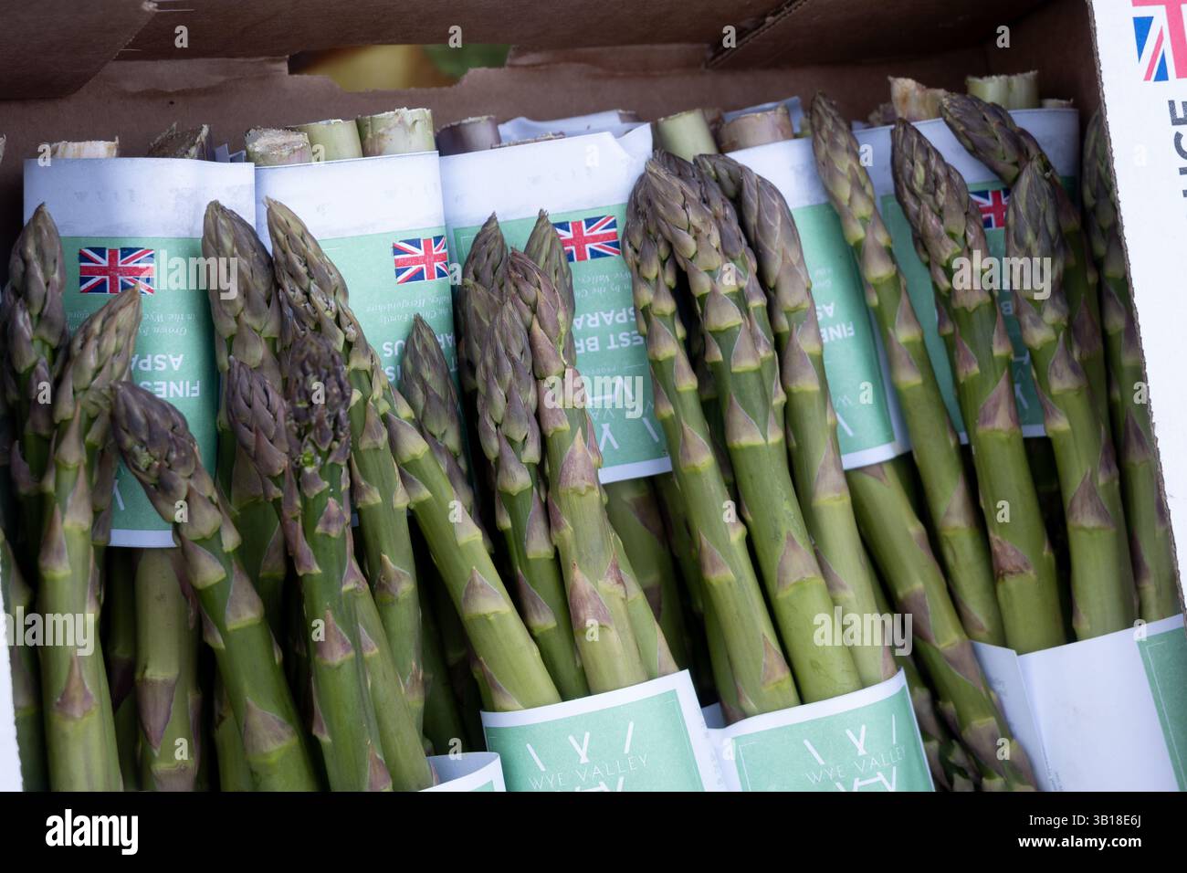 Asparagi in vendita in una bancarella di mercato, Stratford-upon-Avon, Regno Unito Foto Stock