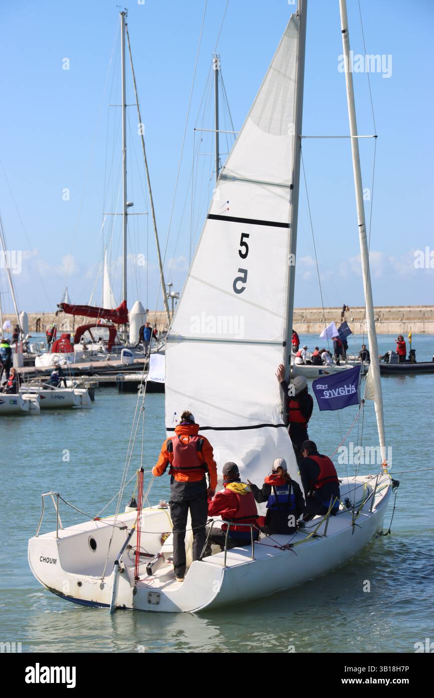 Persone che imparano a navigare su una piccola barca, a le Havre, in Francia Foto Stock