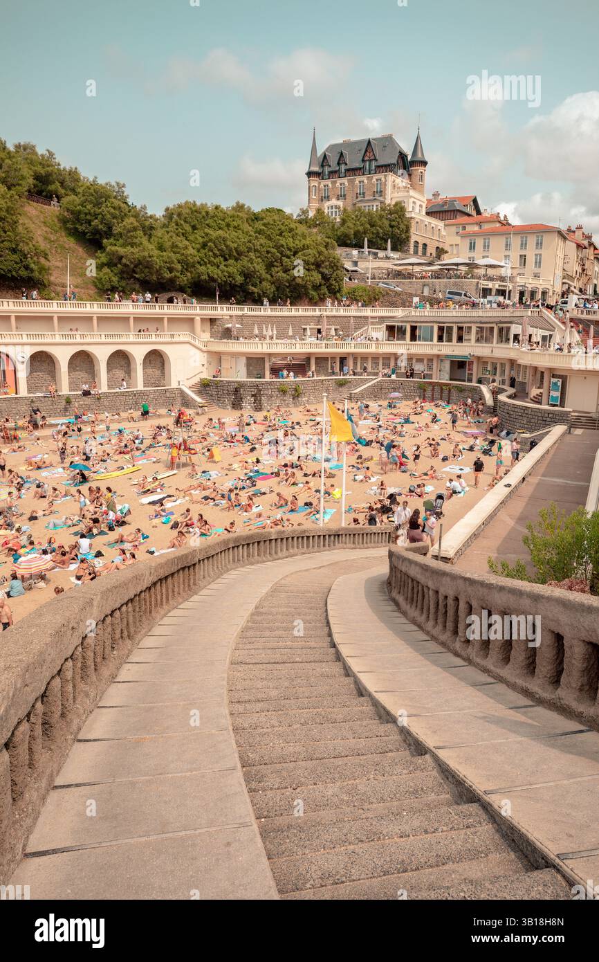 Vista panoramica di Plage du Port Vieux a Biarritz, Paesi Baschi, Francia, che mostra la baia riparata della spiaggia, le calme acque atlantiche ed edifici costieri. Foto Stock