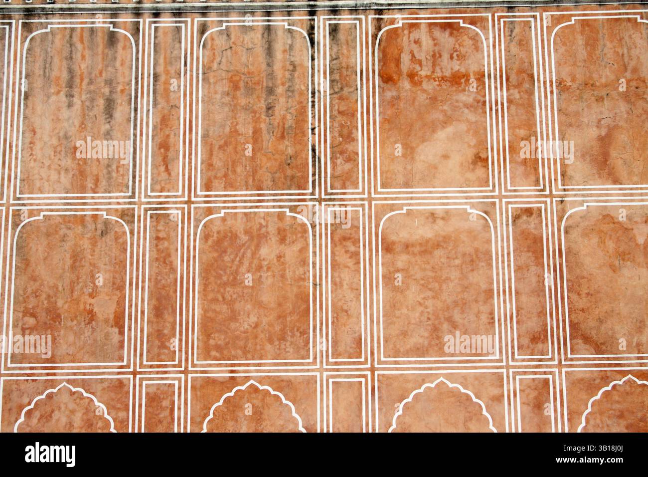 Pareti rosa con motivi geometrici all'interno di un cortile nel complesso del City Palace, Jaipur, Rajasthan, India Foto Stock