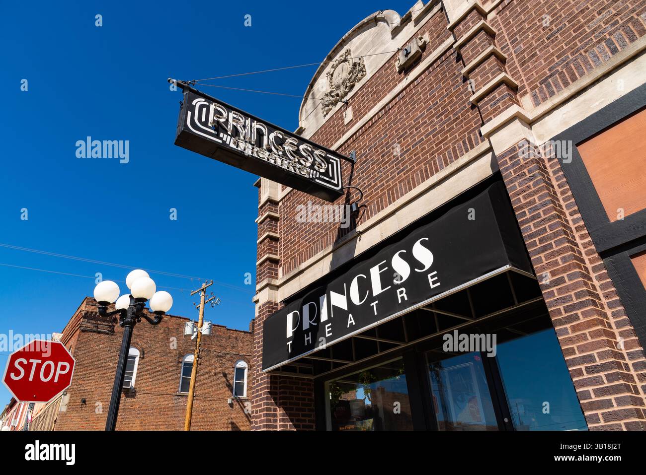 Le Roy, Illinois - Stati Uniti - 22 marzo 2025: Esterno del "Princess Theatre" nel centro di le Roy, Illinois, USA. Foto Stock
