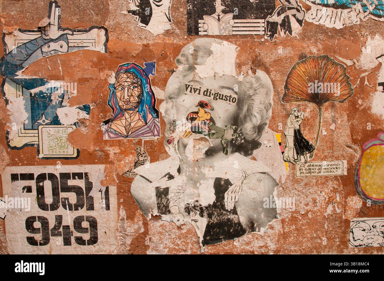 Vernice e poster graffiati sul muro del centro di Roma, Italia Foto Stock