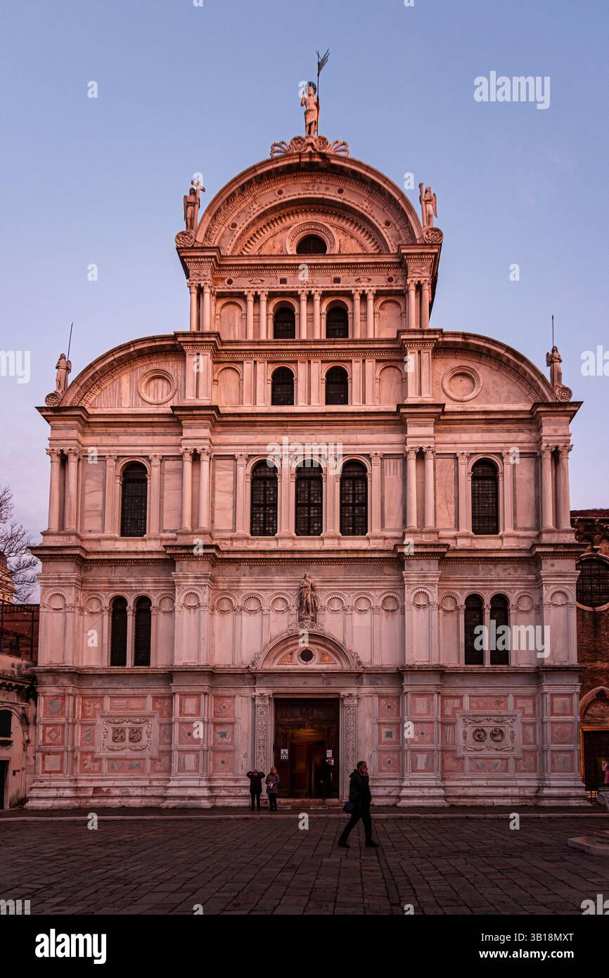 La facciata della chiesa di San Zaccaria a Venezia al tramonto Foto Stock