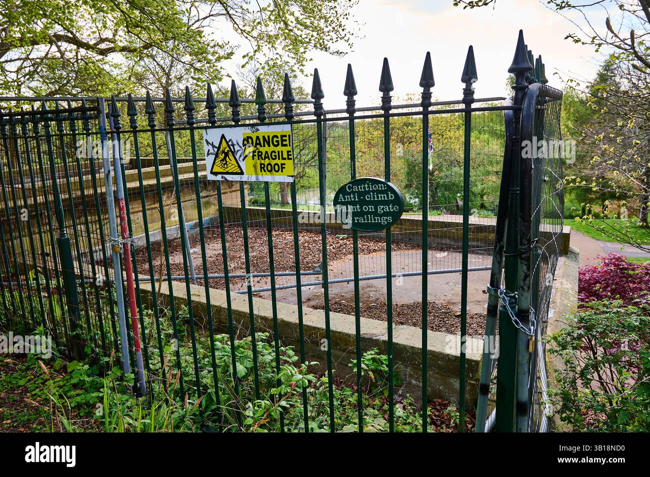 Tetto fragile su struttura vivtorina nel parco municipale di Preston, regno unito Foto Stock Tetto fragile su struttura vivtorina nel parco municipale di Preston, regno unito Foto Stock