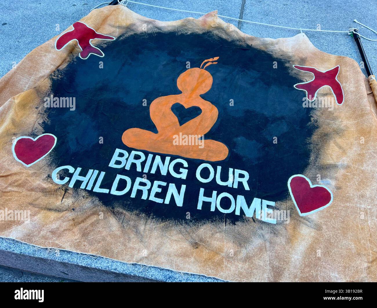 Poster "Bring Our Children Home", Orange Shirt Day, settembre 30. 2022 Montreal Canada/Remember Indigenous Residential School Survivors Foto Stock